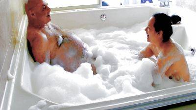 Hot Foamy Jacuzzi Sex With Garabas And Olpr - hclips