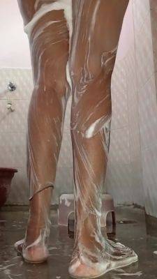 Hot Indian Wife Taking Bath - upornia - India